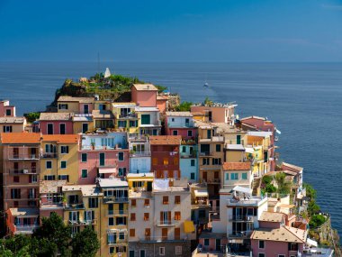 Luguria, İtalya 'nın deniz manzaralı renkli Cinque Terre' lerinden biri olan Manarola 'nın uçurum kentine bakın.