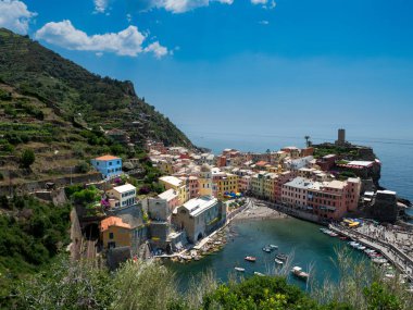 Luguria, İtalya 'nın deniz manzaralı renkli Cinque Terre' lerinden biri olan Vernazza 'nın uçurum kentine bakın.