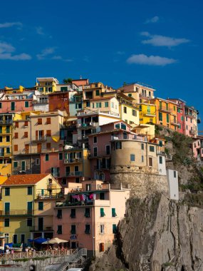 Luguria, İtalya 'nın deniz manzaralı renkli Cinque Terre' lerinden biri olan Manarola 'nın uçurum kentine bakın.