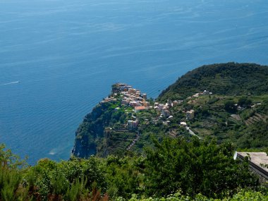 Luguria, İtalya 'da denize bakan renkli Cinque Terre' ye bakın.