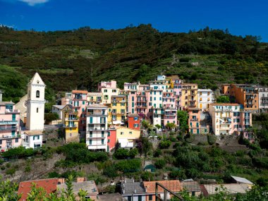 Luguria, İtalya 'nın deniz manzaralı renkli Cinque Terre' lerinden biri olan Manarola 'nın uçurum kentine bakın.
