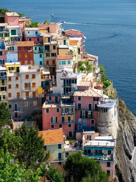 意大利卢格里亚五彩斑斓的灰姑娘之一 俯瞰大海的马那罗拉悬崖城 — 图库照片