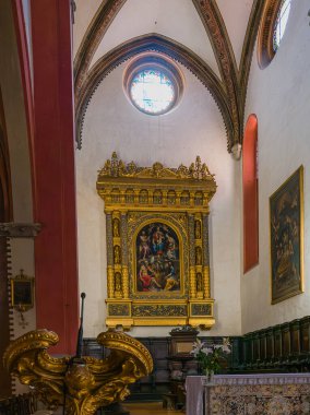 Bologna, İtalya - 21 Haziran 2023: Girolamo Siciolante da Sermoneta 'nın ana sunağı Bologna, İtalya' da San Martino Maggiore kilisesinde Madonna ve azizlerin bir tablosuyla