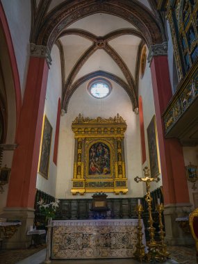 Bologna, İtalya - 21 Haziran 2023: Girolamo Siciolante da Sermoneta 'nın ana sunağı Bologna, İtalya' da San Martino Maggiore kilisesinde Madonna ve azizlerin bir tablosuyla