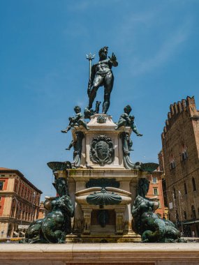İtalya 'nın tarihi Bolonya şehir merkezinde Neptün Çeşmesi bronz heykel