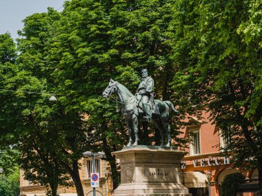 Giuseppe Garibaldi at sırtında Bologna 'da, Via dellIndipendenza yolunda, Arena del Sole' un önünde yer almaktadır. .