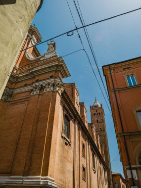 İtalya 'nın başkenti Bologna' daki Metropolitana di San Pietro 'nun dışındaki Metropolitan Katedrali.