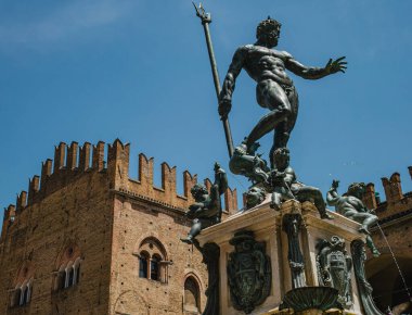 İtalya 'nın tarihi Bolonya şehir merkezinde Neptün Çeşmesi bronz heykel