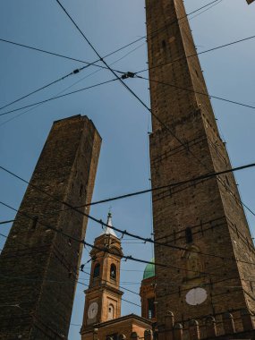 İtalya 'nın Bologna şehrinde Asinelli ve Garisenda adlı iki ortaçağ eğimli kulesi.