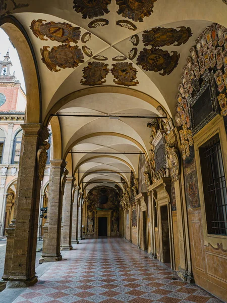 Portico, İtalya 'nın Bologna şehrinin tarihi merkezinde boyalı bir tavana sahip.