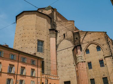 İtalya 'nın başkenti Bologna' daki Metropolitana di San Pietro 'nun dışındaki Metropolitan Katedrali.
