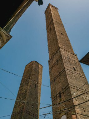 İtalya 'nın Bologna şehrinde Asinelli ve Garisenda adlı iki ortaçağ eğimli kulesi.