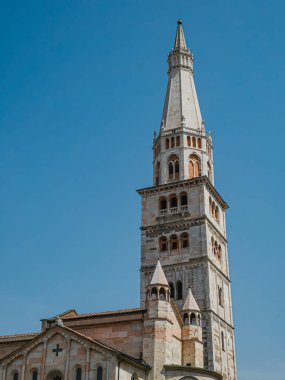 İtalya 'nın Modena kentindeki Saint Mary Metropolitan Katedrali ve Saint Geminianus ve Ghirlandina Kulesi' nin dışında.