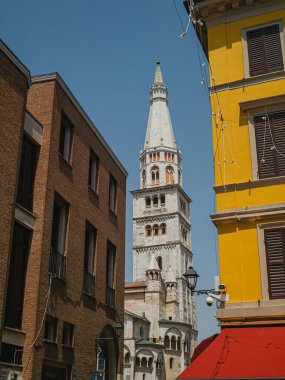 İtalya 'nın Modena kentindeki Saint Mary Metropolitan Katedrali ve Saint Geminianus' un Ghirlandina kulesine uzaktan bakın.