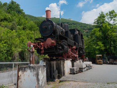 İtalya 'daki Apuan Alpleri' nde Carrara yakınlarında eski günlerde mermer taşımak için kullanılan klasik tren.