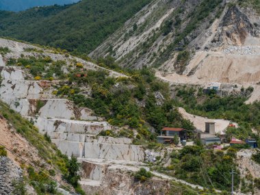 Bölgedeki birçok taş ocağında Carrara mermerlerinin çıkarıldığı İtalya 'daki Apuan Alplerine bakın.
