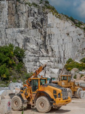 İtalya, Carrara yakınlarındaki taş ocaklarından birinde kısmen Apuan Alpleri 'nden kesilmiş büyük mermer bloklar.