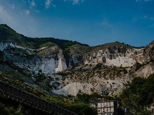 Bölgedeki birçok taş ocağında Carrara mermerlerinin çıkarıldığı İtalya 'daki Apuan Alplerine bakın.