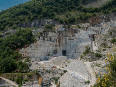 İtalya, Carrara yakınlarındaki taş ocaklarından birinde kısmen Apuan Alpleri 'nden kesilmiş büyük mermer bloklar.