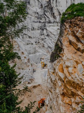 İtalya, Carrara yakınlarındaki taş ocaklarından birinde kısmen Apuan Alpleri 'nden kesilmiş büyük mermer bloklar.