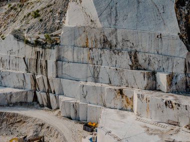 İtalya, Carrara yakınlarındaki taş ocaklarından birinde kısmen Apuan Alpleri 'nden kesilmiş büyük mermer bloklar.