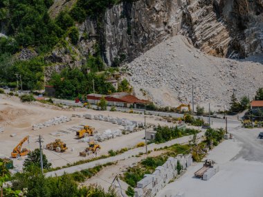 İtalya, Carrara yakınlarındaki taş ocaklarından birinde kısmen Apuan Alpleri 'nden kesilmiş büyük mermer bloklar.