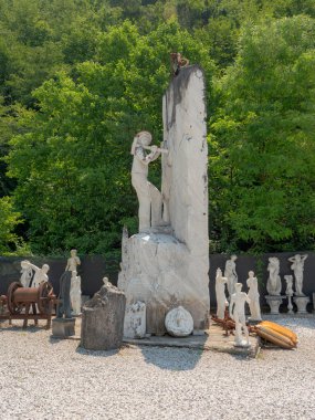 İtalya 'daki Apuan Alpleri' ndeki Carrara yakınlarındaki taş ocaklarından birinde mermer atölyesinde çalışıyor.