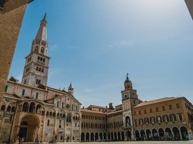 MODENA, İTALYA - 22 Haziran 2023: Varsayımın Metropolitan Katedrali ve Saint Geminianus ve İtalya 'nın Modena kentindeki Palazzo Komünü' nün yanındaki Ghirlandina kulesinin dışı