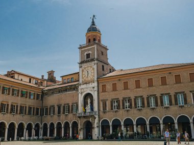MODENA, İtalya - 22 Haziran 2023: Torre dellOrologio veya saat kulesi ve Modena, İtalya 'daki Palazzo Communale veya belediye binası önemli tarihi yapılardır.