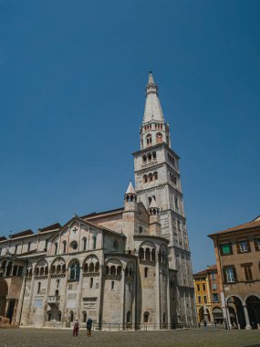 MODENA, İTALYA - 22 Haziran 2023: Varsayımın Metropolitan Katedrali ve Saint Geminianus ve İtalya 'nın Modena kentindeki Palazzo Komünü' nün yanındaki Ghirlandina kulesinin dışı