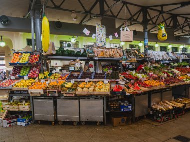 MODENA, İtalya - 22 Haziran 2023: Modena, İtalya 'daki Mercato Albinelli' deki meyve pazarında taze meyve sergileniyor