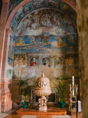 MODENA, İTALYA - 22 Haziran 2023: İtalya 'nın Modena kentindeki Saint Mary Metropolitan Katedrali içindeki Capella Bellincini şapelinde vaftiz yazı tipi ve freskleri