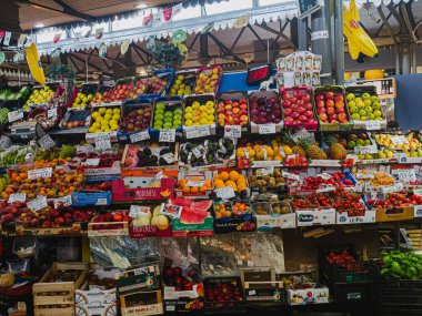 MODENA, İtalya - 22 Haziran 2023: Modena, İtalya 'daki Mercato Albinelli' deki meyve pazarında taze meyve sergileniyor