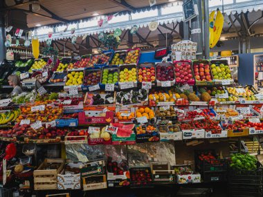 MODENA, İtalya - 22 Haziran 2023: Modena, İtalya 'daki Mercato Albinelli' deki meyve pazarında taze meyve sergileniyor