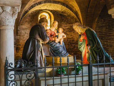 MODENA, İTALYA - 22 Haziran 2023: Meryem Ana della Pappa adı verilen bir grup terracotta heykeli, Başkent Aziz Meryem Katedrali 'ndeki Bakire ve görgü tanıklarını resmediyor.