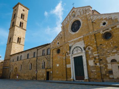 İtalya 'nın Volterra kentindeki Katedral veya Duomo di Santa Maria Assunta' nın dışında.