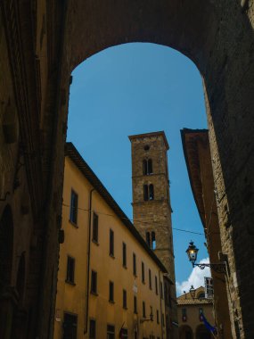 Volterra, İtalya 'da dar sokaklar boyunca Toskana manzarası