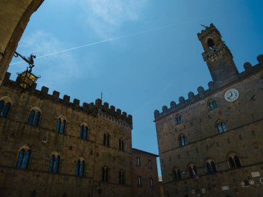 İtalya 'nın tarihi Volterra kasabasındaki Palazzo dei Priori veya belediye binası