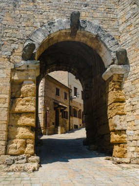 İtalya 'nın Volterra şehrinin tarihi surlarında bulunan Porta dellArco kenti.