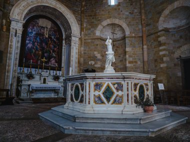 Tuscany, İtalya 'daki sekizgen şekilli Volterra vaftiz töreninde Vaftizci Yahya' nın bir heykeli ve Yükseliş 'i resmeden bir tablo vardı.