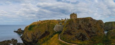 İskoçya 'nın Aberdeenshire kentindeki Stonehaven yakınlarındaki Dunnottar Kalesi' nin kalıntıları panoramik açıdan görülüyor.