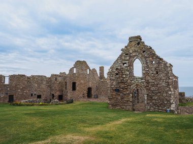 İskoçya, Aberdeenshire 'daki Stonehaven yakınlarındaki Dunnottar Şatosu' nun yıkıntıları içindeki şapel ve doğu sıradağlarına bakın.
