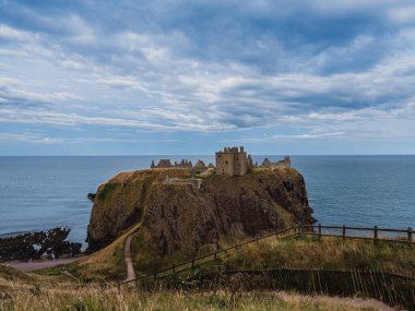 İskoçya, Aberdeenshire 'daki Stonehaven yakınlarındaki Dunnottar Kalesi' nin kalıntılarına bakın.