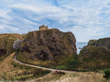 İskoçya, Aberdeenshire 'daki Stonehaven yakınlarındaki Dunnottar Kalesi' nin kalıntılarına bakın.