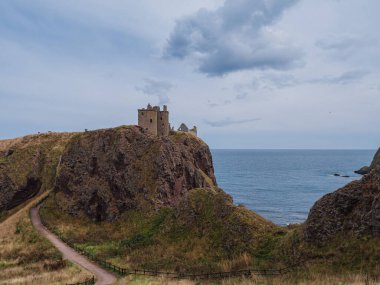 İskoçya, Aberdeenshire 'daki Stonehaven yakınlarındaki Dunnottar Kalesi' nin kalıntılarına bakın.
