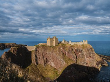 İskoçya, Aberdeenshire 'daki Stonehaven yakınlarındaki Dunnottar Kalesi' nin kalıntılarına bakın.