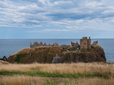 İskoçya, Aberdeenshire 'daki Stonehaven yakınlarındaki Dunnottar Kalesi' nin kalıntılarına bakın.