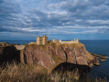 İskoçya, Aberdeenshire 'daki Stonehaven yakınlarındaki Dunnottar Kalesi' nin kalıntılarına bakın.
