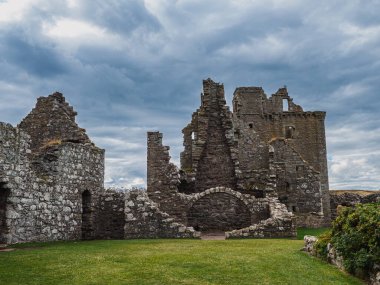 İskoçya, Aberdeenshire 'da Stonehaven yakınlarındaki Dunnottar Kalesi' nin kalıntılarındaki demirciye ve depoya bakın.