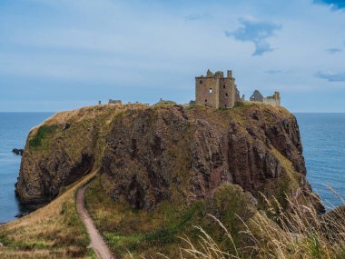 İskoçya, Aberdeenshire 'daki Stonehaven yakınlarındaki Dunnottar Kalesi' nin kalıntılarına bakın.